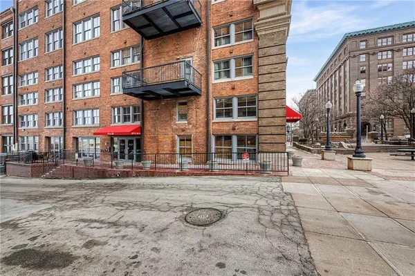$385,000 | 712 Broadway Boulevard, Unit 503, Kansas City, MO 64105