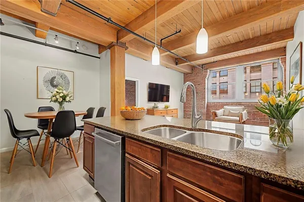 $364,900 | 712 Broadway Boulevard, Unit 503, Kansas City, MO 64105