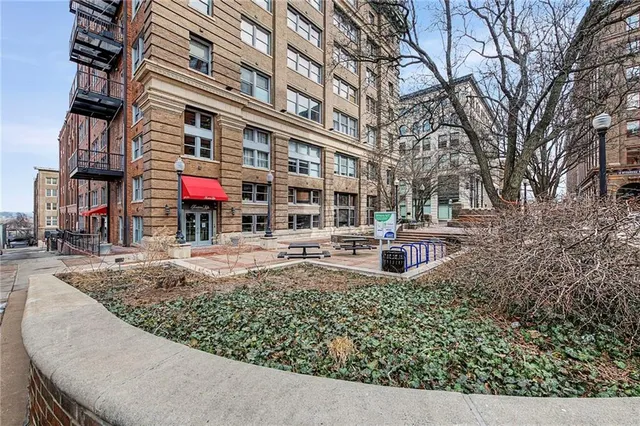 $385,000 | 712 Broadway Boulevard, Unit 503, Kansas City, MO 64105
