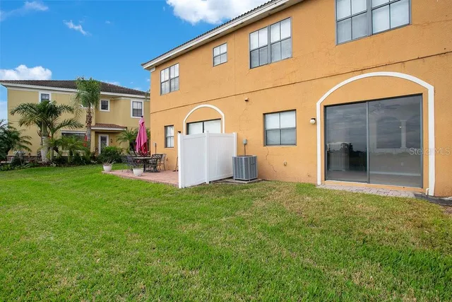 a view of a house with backyard and garden