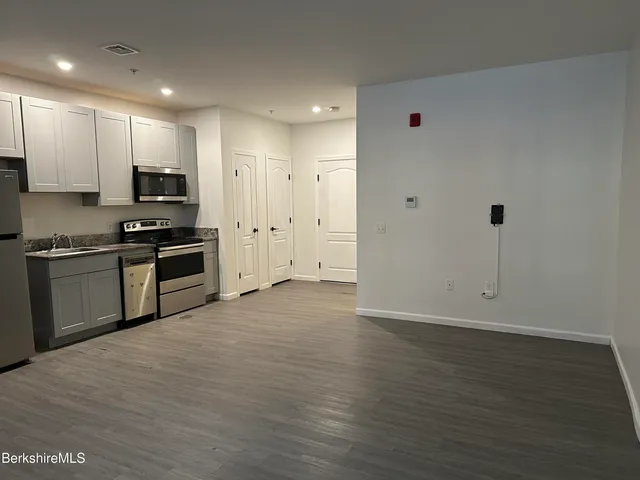 $1,075 | 235 East Street, Unit 26, Pittsfield, MA 01201