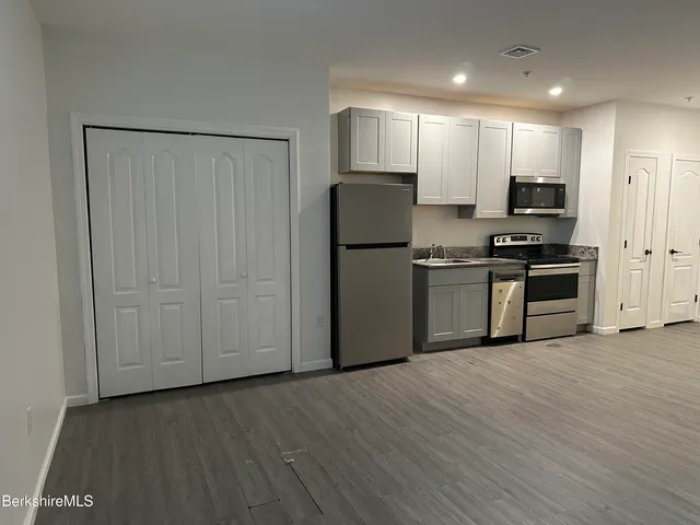 $1,075 | 235 East Street, Unit 26, Pittsfield, MA 01201