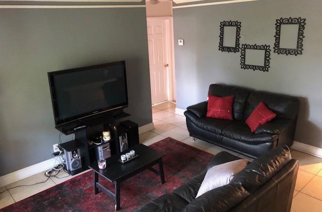 6732 Raleigh Street Hollywood, FL 33024 - Photo 2 of 12 Livingroom
