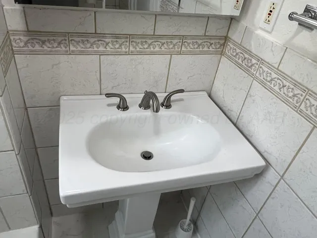 a close view of sink and tap