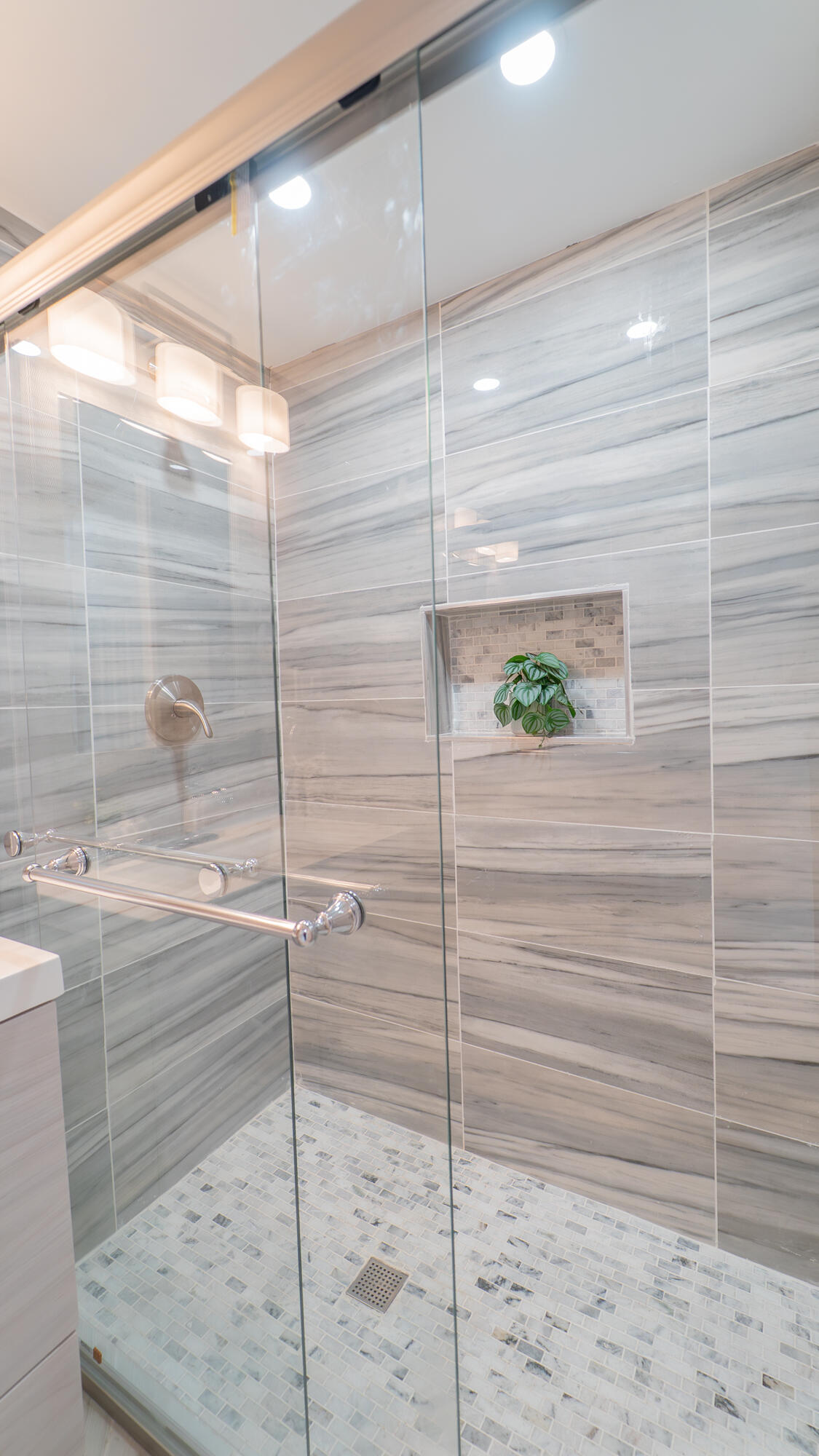 4044 Louisiana Street Gary, IN 46409 - Photo 24 of 31 a bathroom with a shower