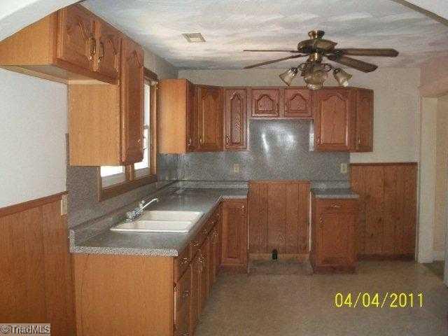 313 Oakview Road High Point, NC 27265 - Photo 4 of 8 Kitchen.