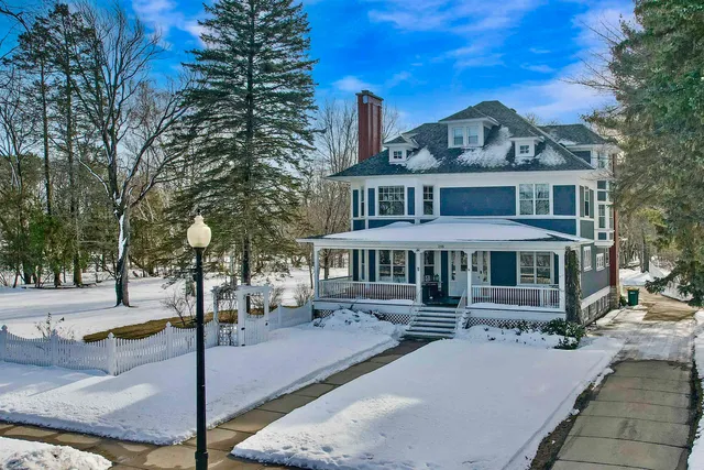 $625,000 | 2115 Riverside Avenue, Marinette, WI 54143