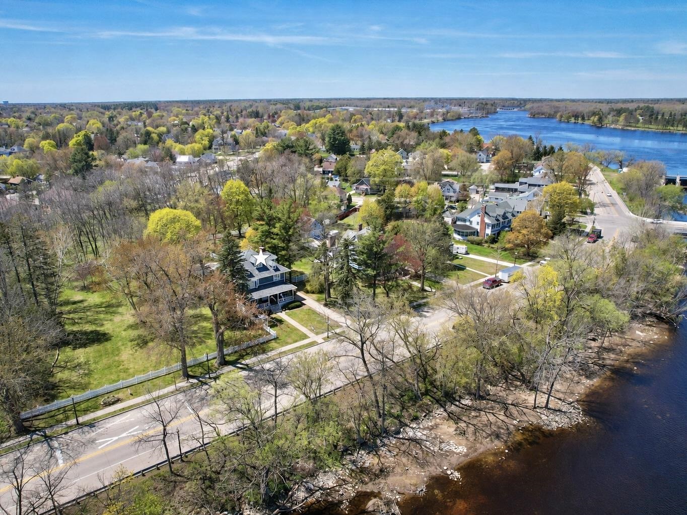 2115 Riverside Avenue Marinette, WI 54143 - Photo 3 of 49