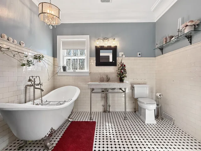 $625,000 | 2115 Riverside Avenue, Marinette, WI 54143