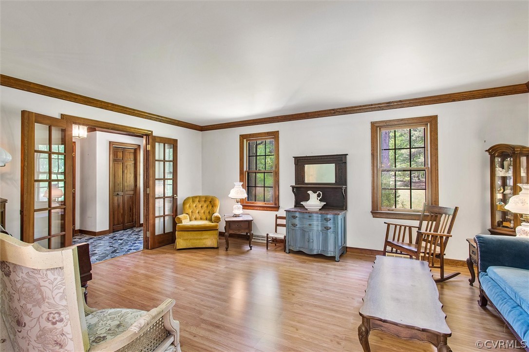 22601 Skinquarter Road Moseley, VA 23120 - Photo 20 of 50 a living room with furniture and wooden floor