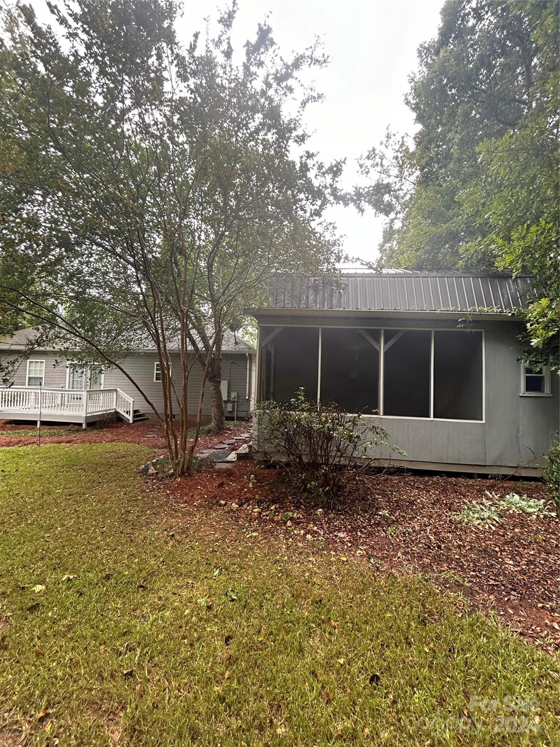 993 West Shiloh Unity Road Lancaster, SC 29720 - Photo 20 of 26 a backyard of a house with table and chairs
