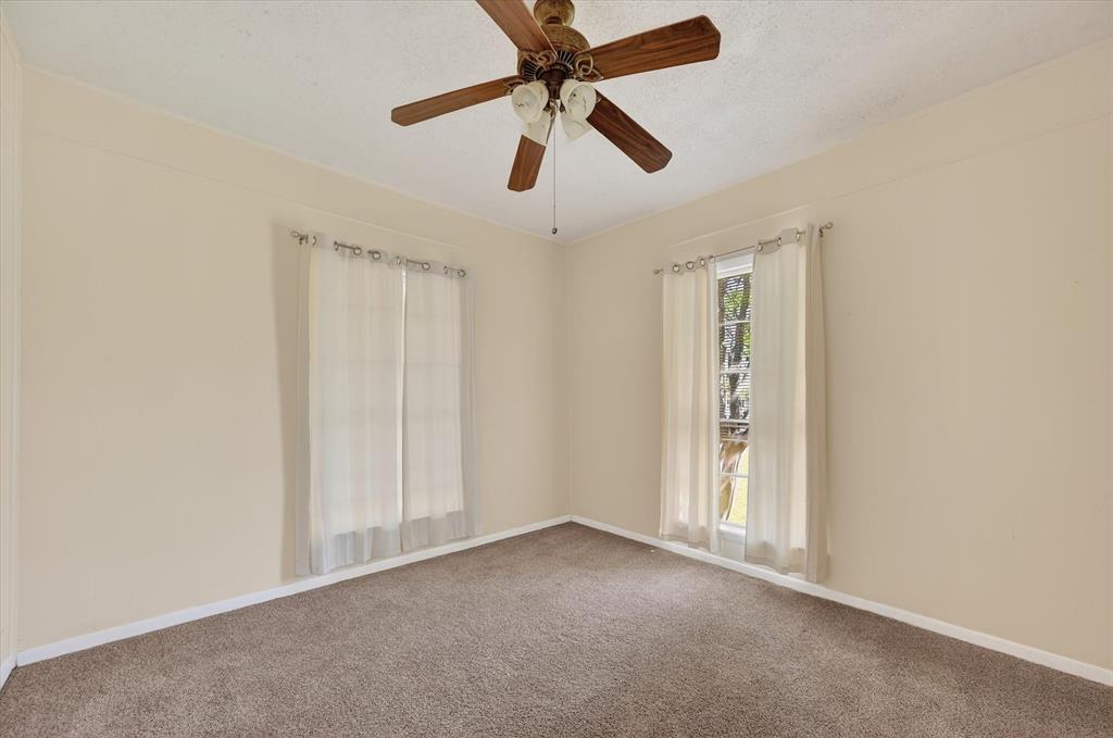 800 South Jefferson Street Pilot Point, TX 76258 - Photo 14 of 27 a view of room