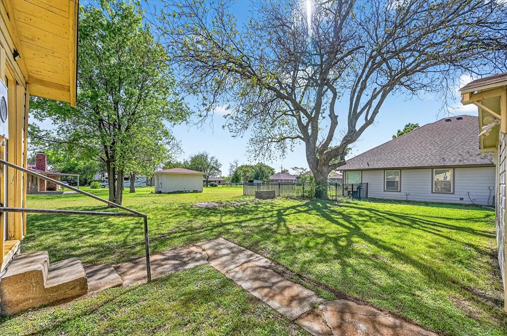 800 South Jefferson Street Pilot Point, TX 76258 - Photo 2 of 27 a front view of a house with a yard