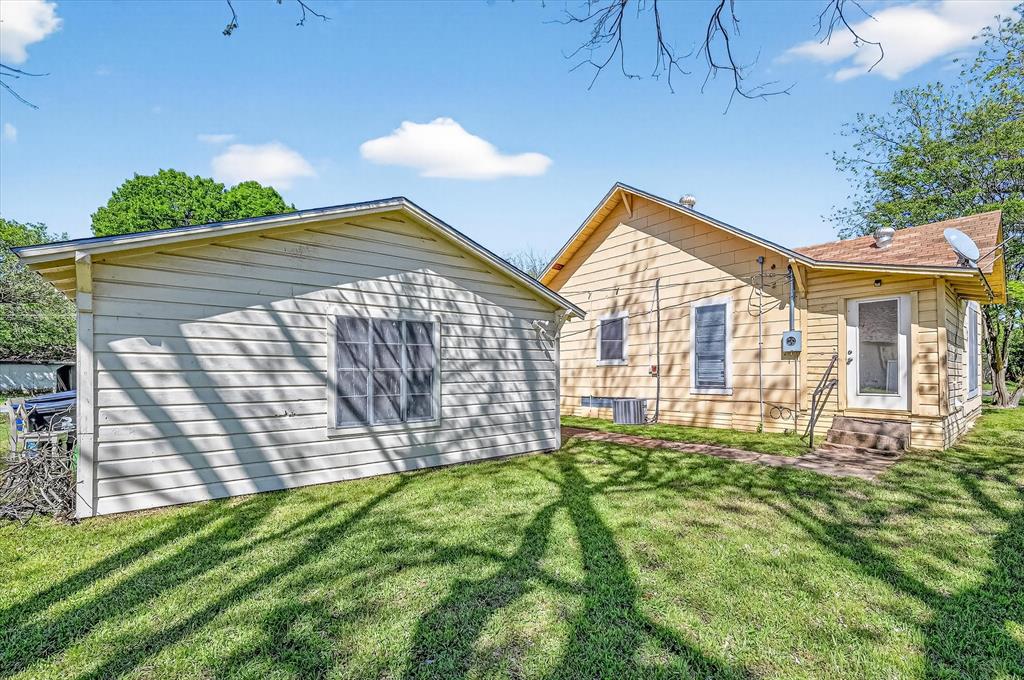 800 South Jefferson Street Pilot Point, TX 76258 - Photo 22 of 27 a front view of a house with a garden
