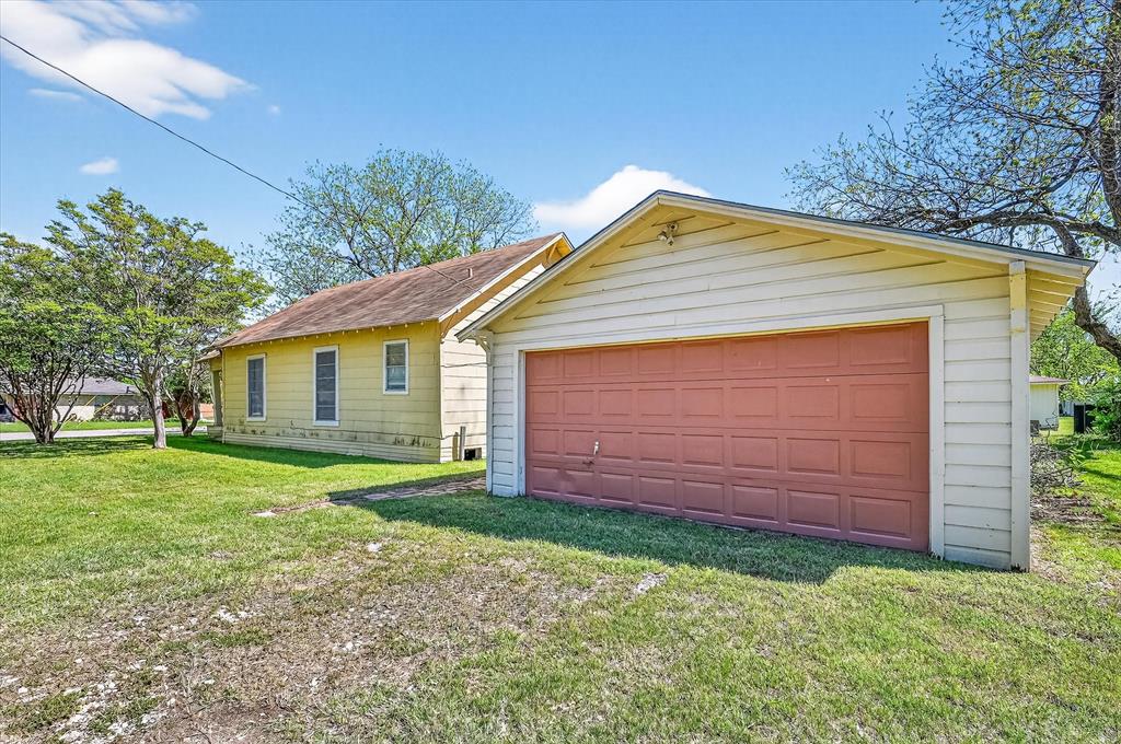 800 South Jefferson Street Pilot Point, TX 76258 - Photo 26 of 27 a view of a backyard with a garden