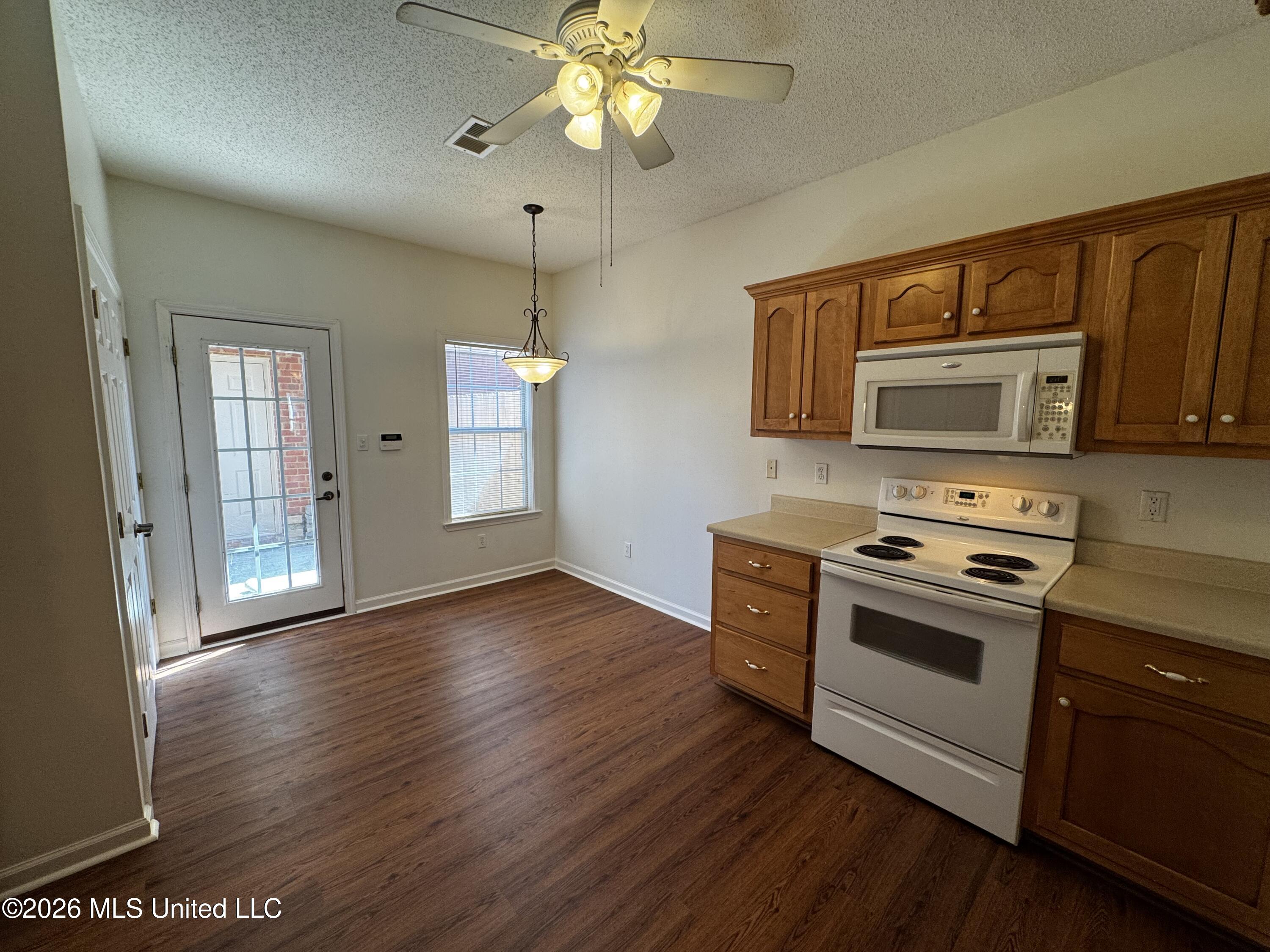 856 Cardinal Lane Hernando, MS 38632 - Photo 4 of 16 Bright Sunny Kitchen