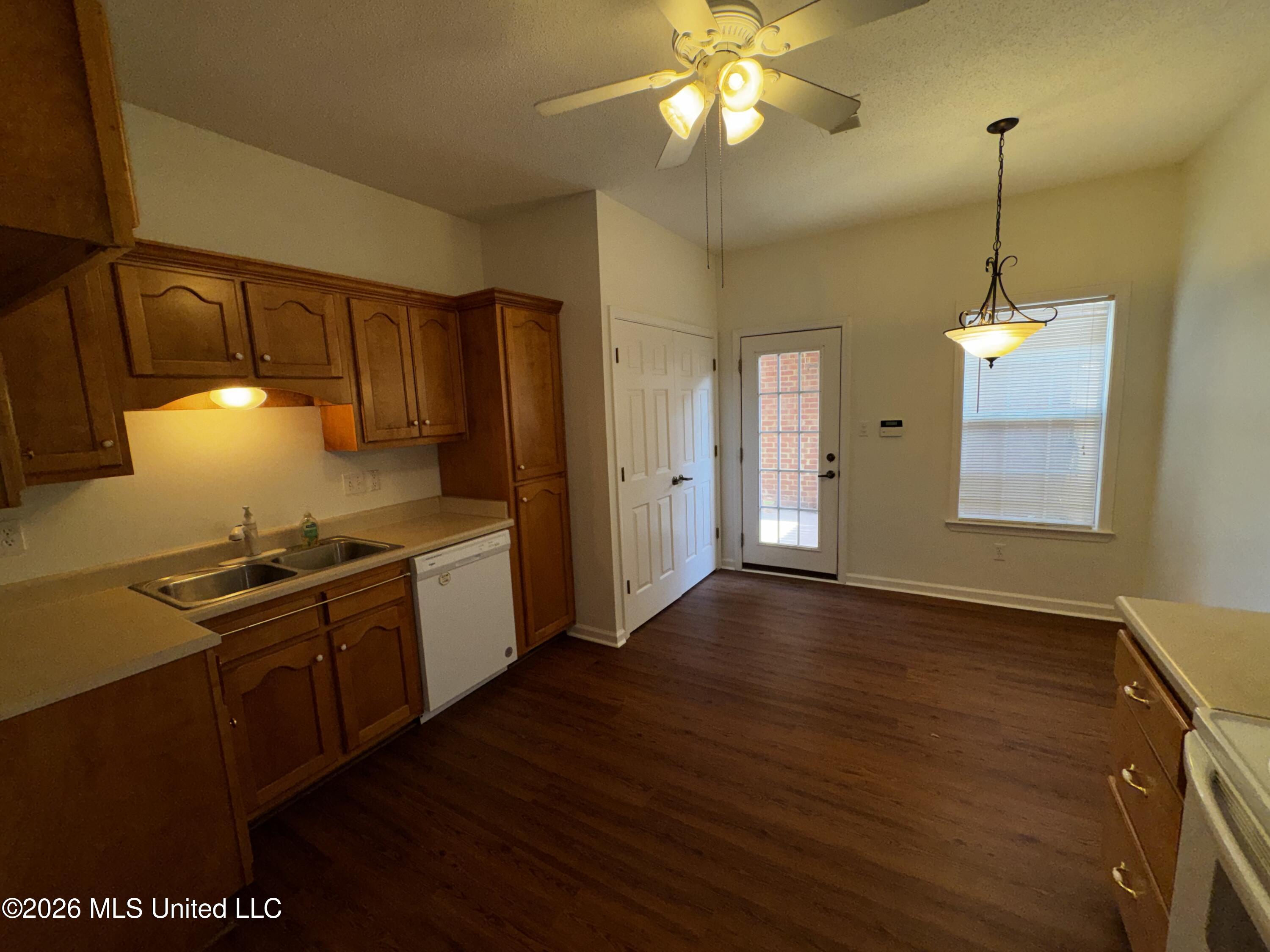 856 Cardinal Lane Hernando, MS 38632 - Photo 5 of 16 Kitchen with Pantry