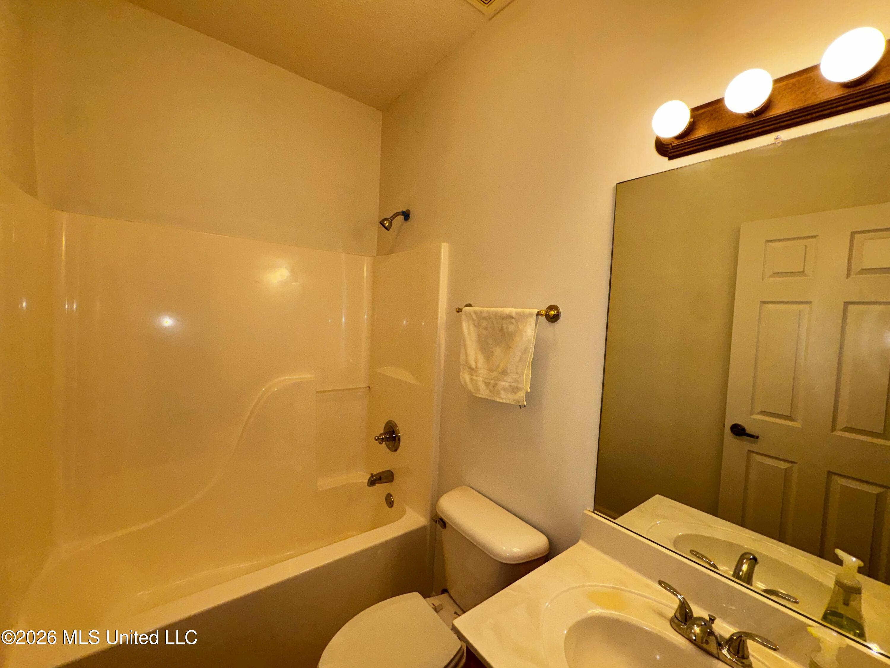 856 Cardinal Lane Hernando, MS 38632 - Photo 10 of 16 Guest Bath