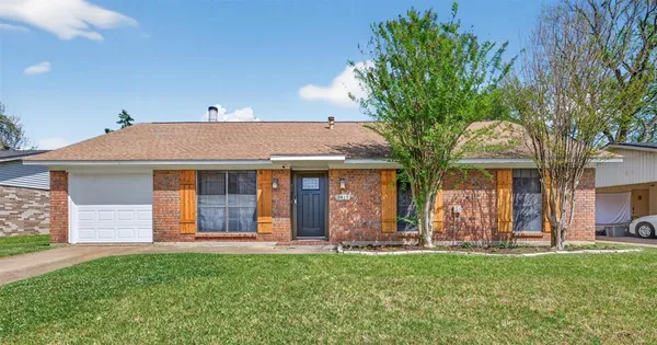 a front view of house with yard