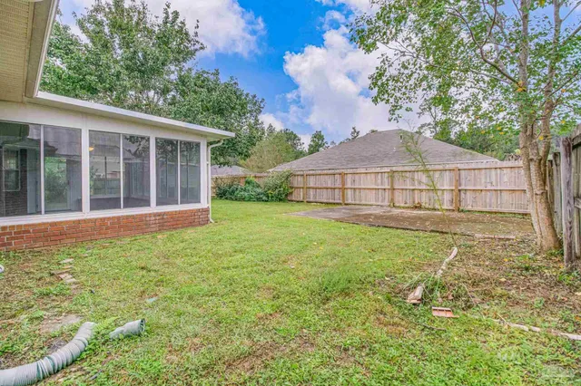 a view of a house with backyard and garden