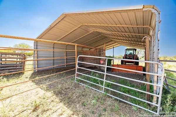 a view of yard with green space