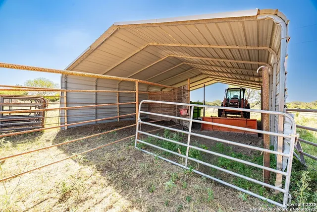 a view of yard with green space