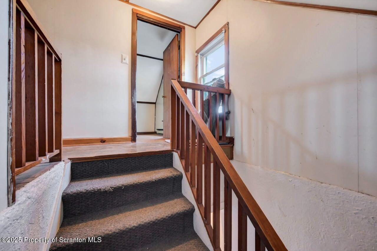 601 Dean Street Scranton, PA 18509 - Photo 44 of 58 a view of entryway