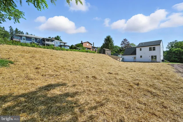 a view of a houses with sky view
