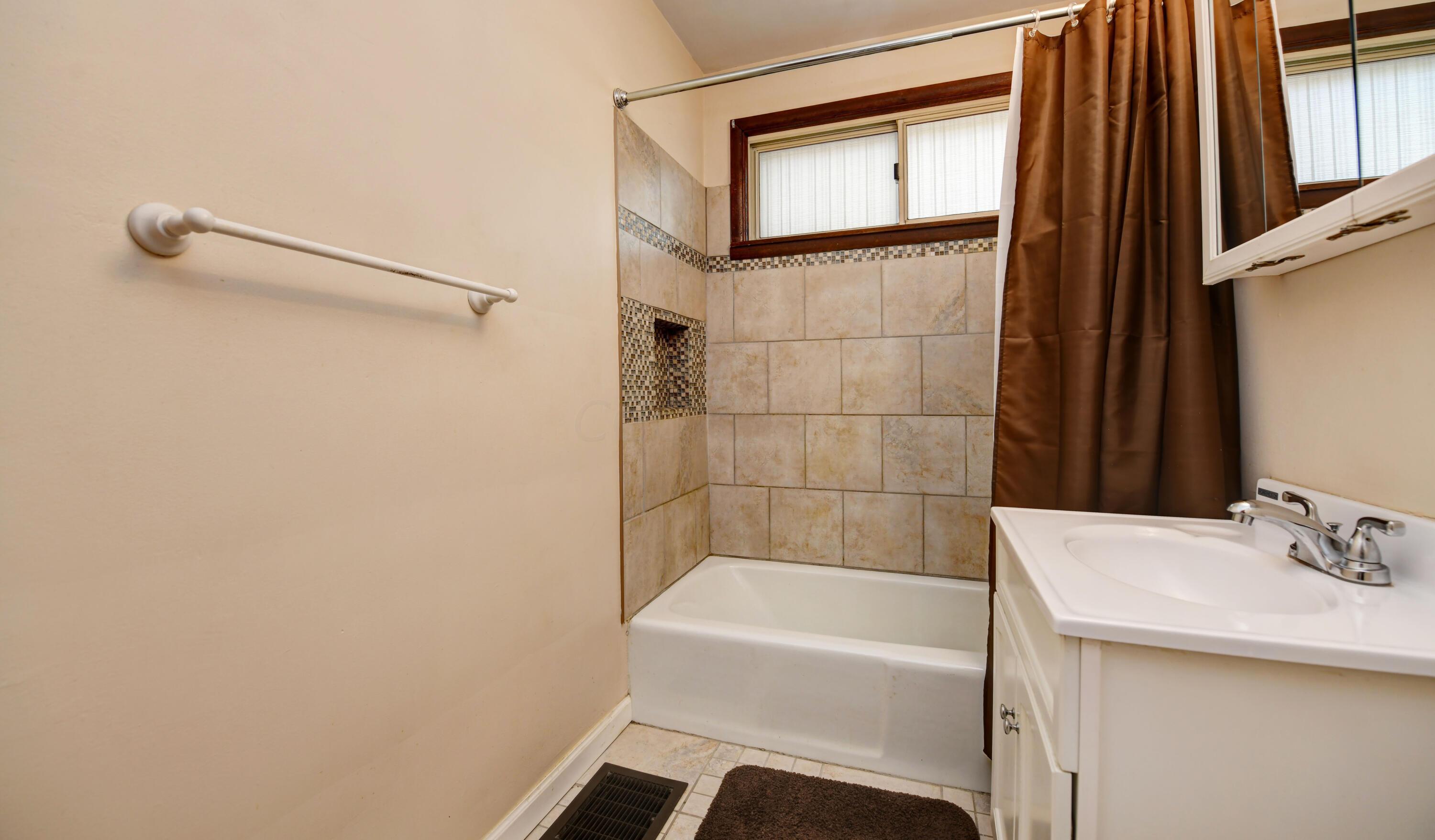 998 East Weber Road Columbus, OH 43224 - Photo 9 of 22 Bath (2)