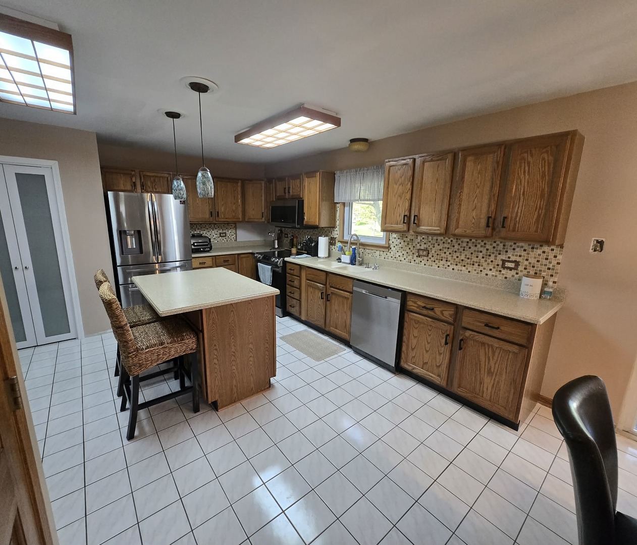 8141 Old Mill Road Frankfort, IL 60423 - Photo 18 of 39 a large kitchen with a table and chairs