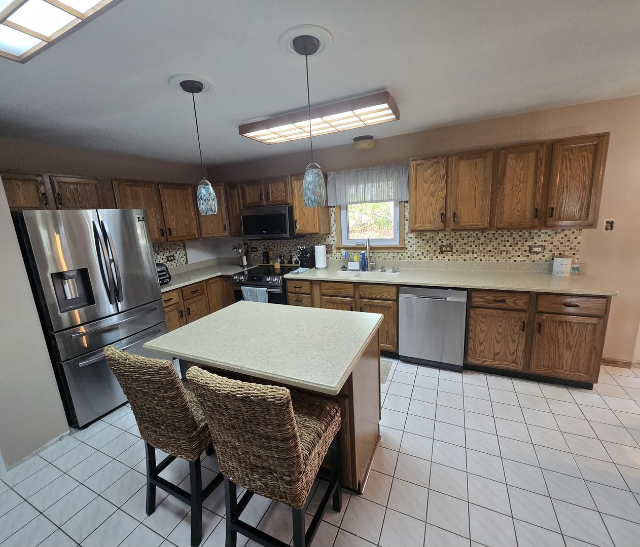 8141 Old Mill Road Frankfort, IL 60423 - Photo 19 of 39 a kitchen with stainless steel appliances a sink a stove a refrigerator a dining table and chairs