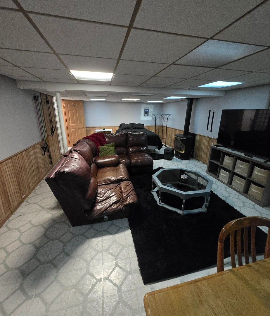 8141 Old Mill Road Frankfort, IL 60423 - Photo 34 of 39 a living room with furniture