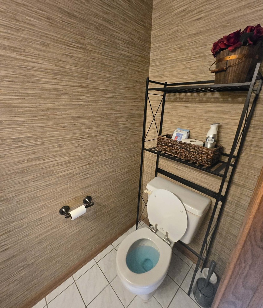 8141 Old Mill Road Frankfort, IL 60423 - Photo 9 of 39 a bathroom with a toilet