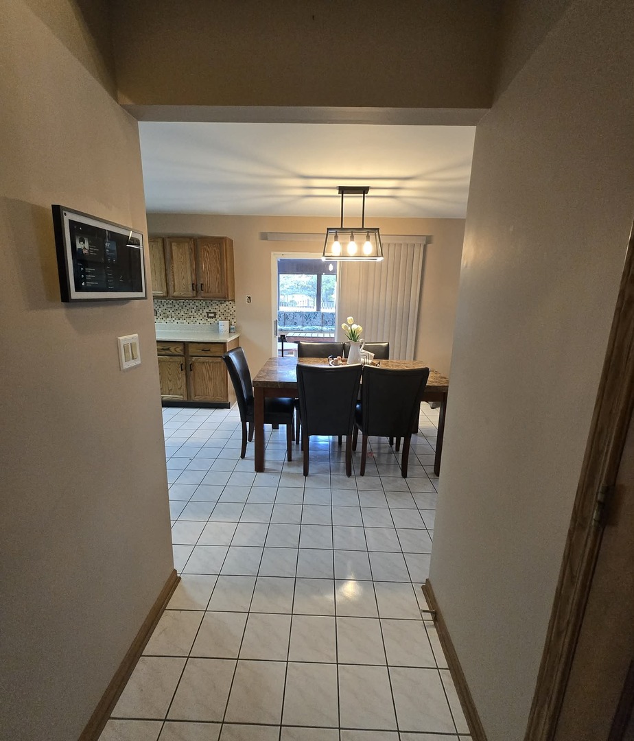8141 Old Mill Road Frankfort, IL 60423 - Photo 10 of 39 a view of a dining room with furniture