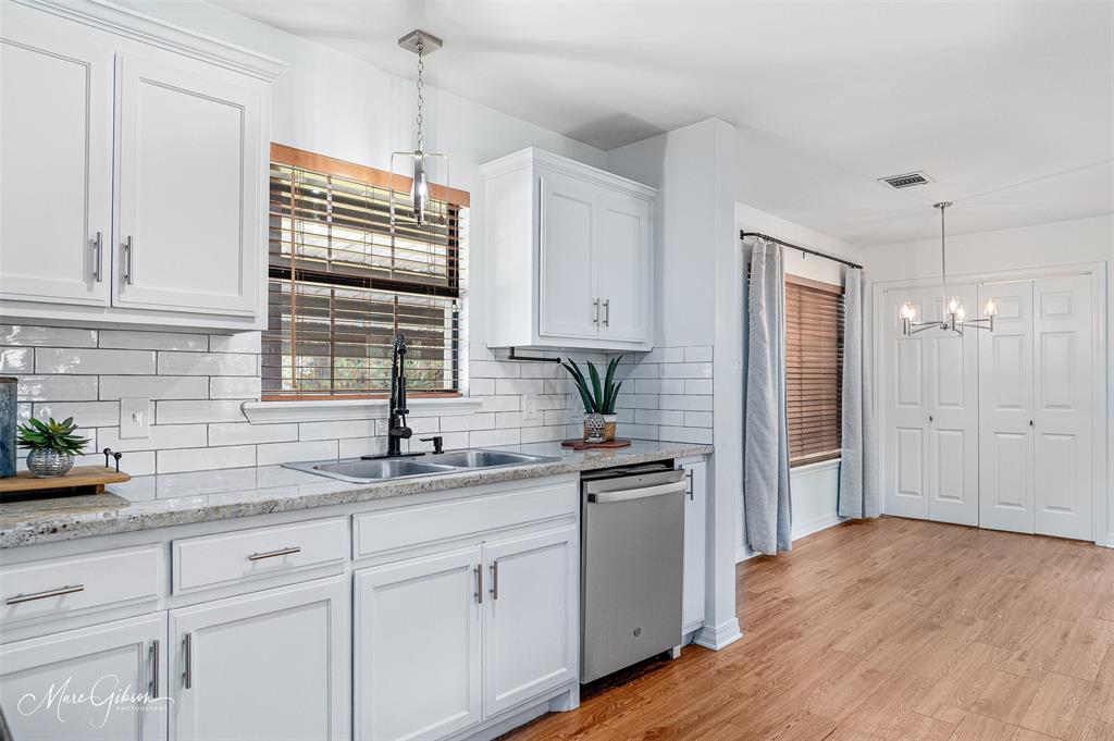 1140 Linton Road Benton, LA 71006 - Photo 11 of 39 a kitchen with appliances and cabinets
