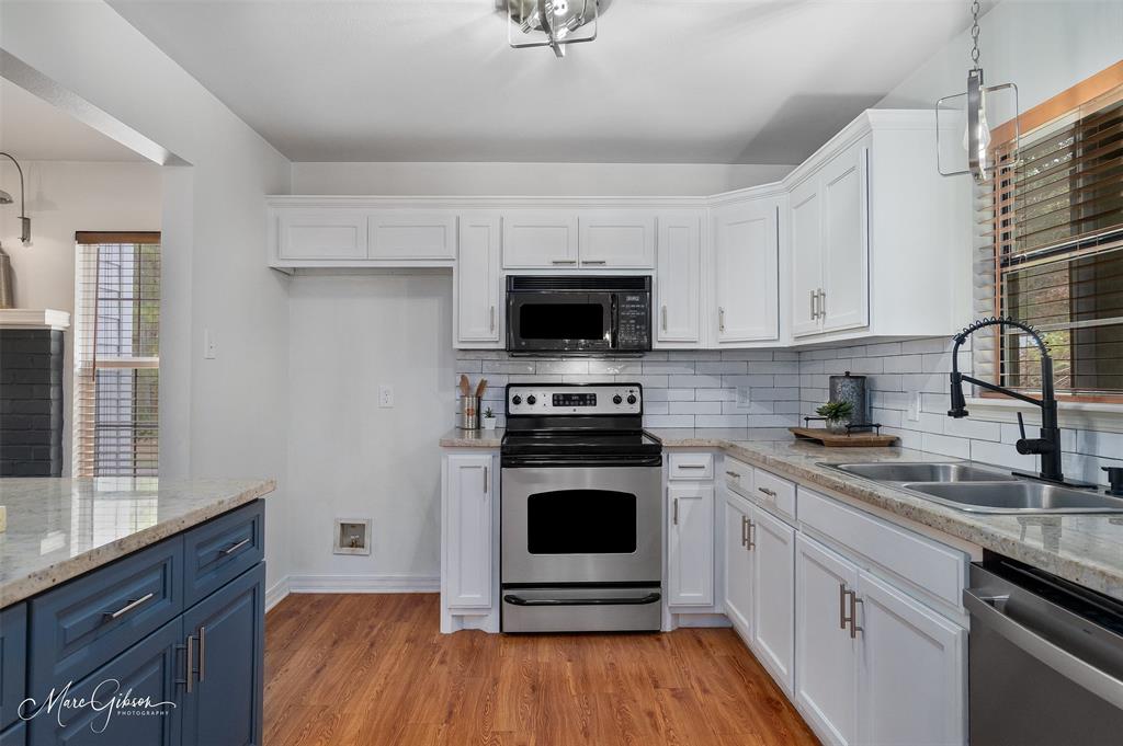 1140 Linton Road Benton, LA 71006 - Photo 10 of 39 a kitchen with a stove and a sink