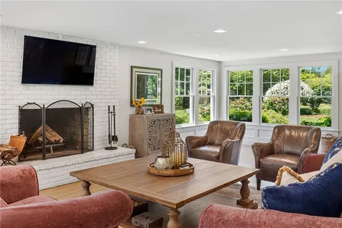 $2,250,000 | 9 Stone Tower Lane, Barrington, RI 02806
