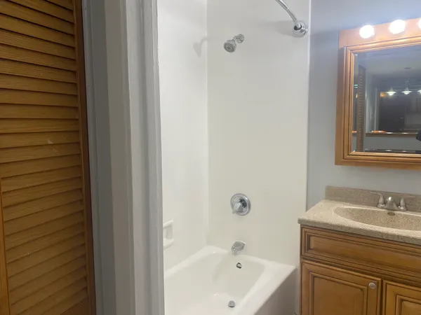 $1,625 | 8856 North Shore Drive, Unit 1E, Des Plaines, IL 60016