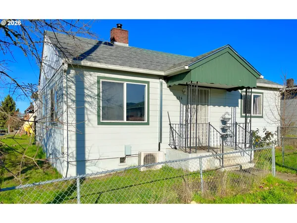 $244,900 | 124 Northeast West Avenue, Roseburg, OR 97470