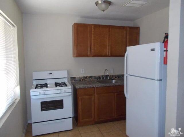 66399 5th Street, Unit 4 Desert Hot Springs, CA 92240 - Photo 2 of 5 66399 stove
