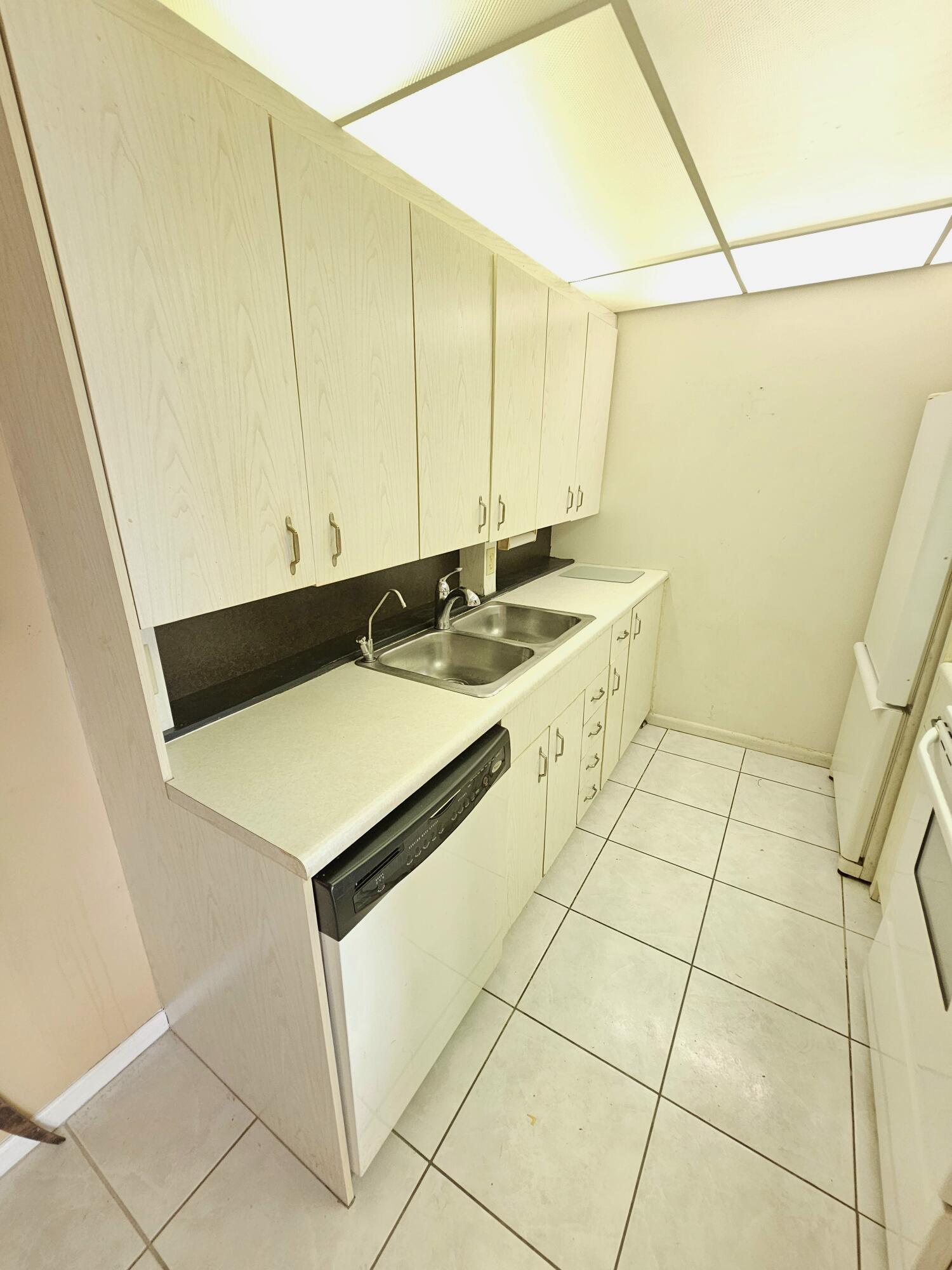 3055 Ainslie Drive, Unit 3055 Boca Raton, FL 33434 - Photo 4 of 26 kitchen 2