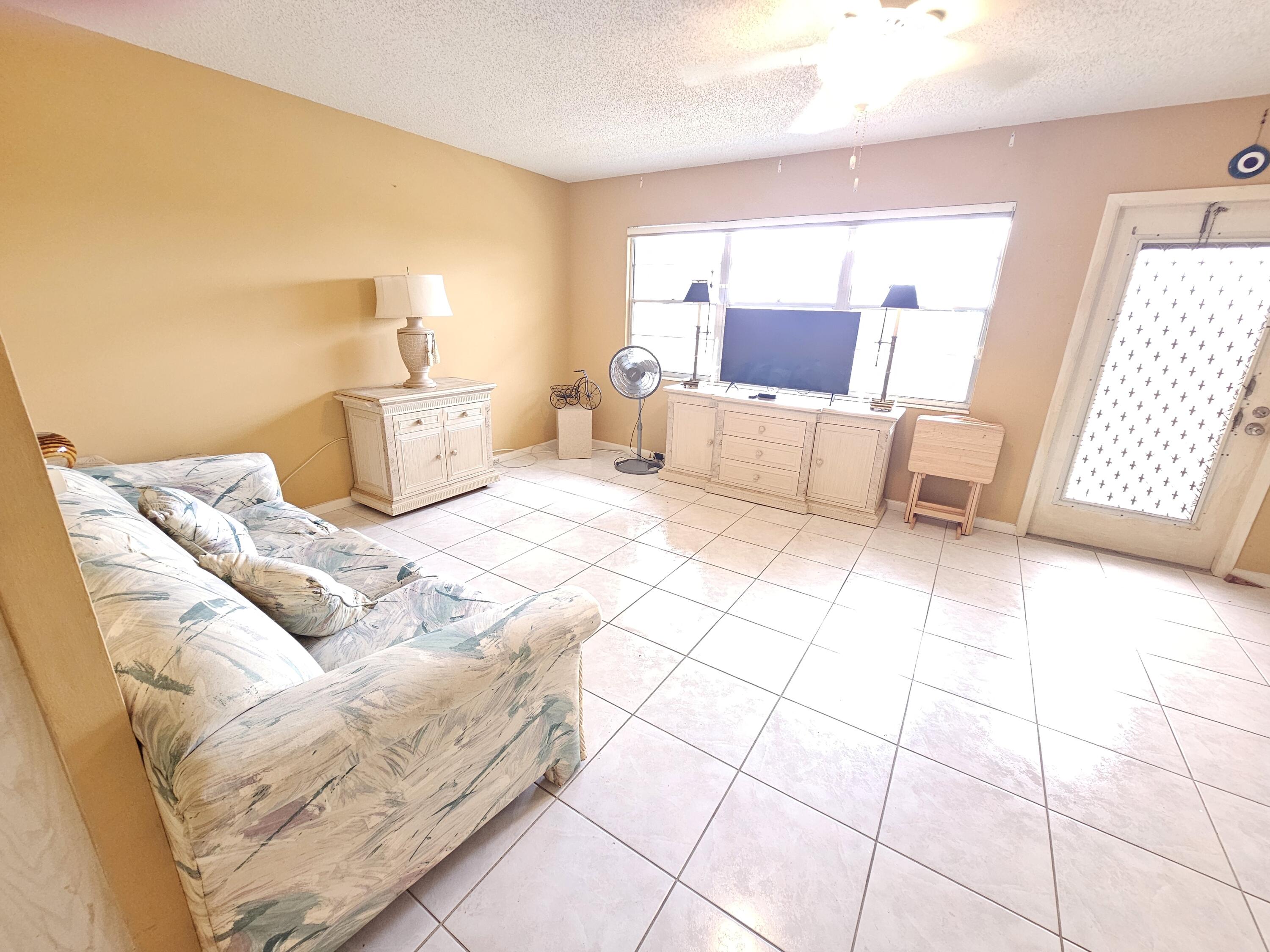 3055 Ainslie Drive, Unit 3055 Boca Raton, FL 33434 - Photo 6 of 26 Living Room
