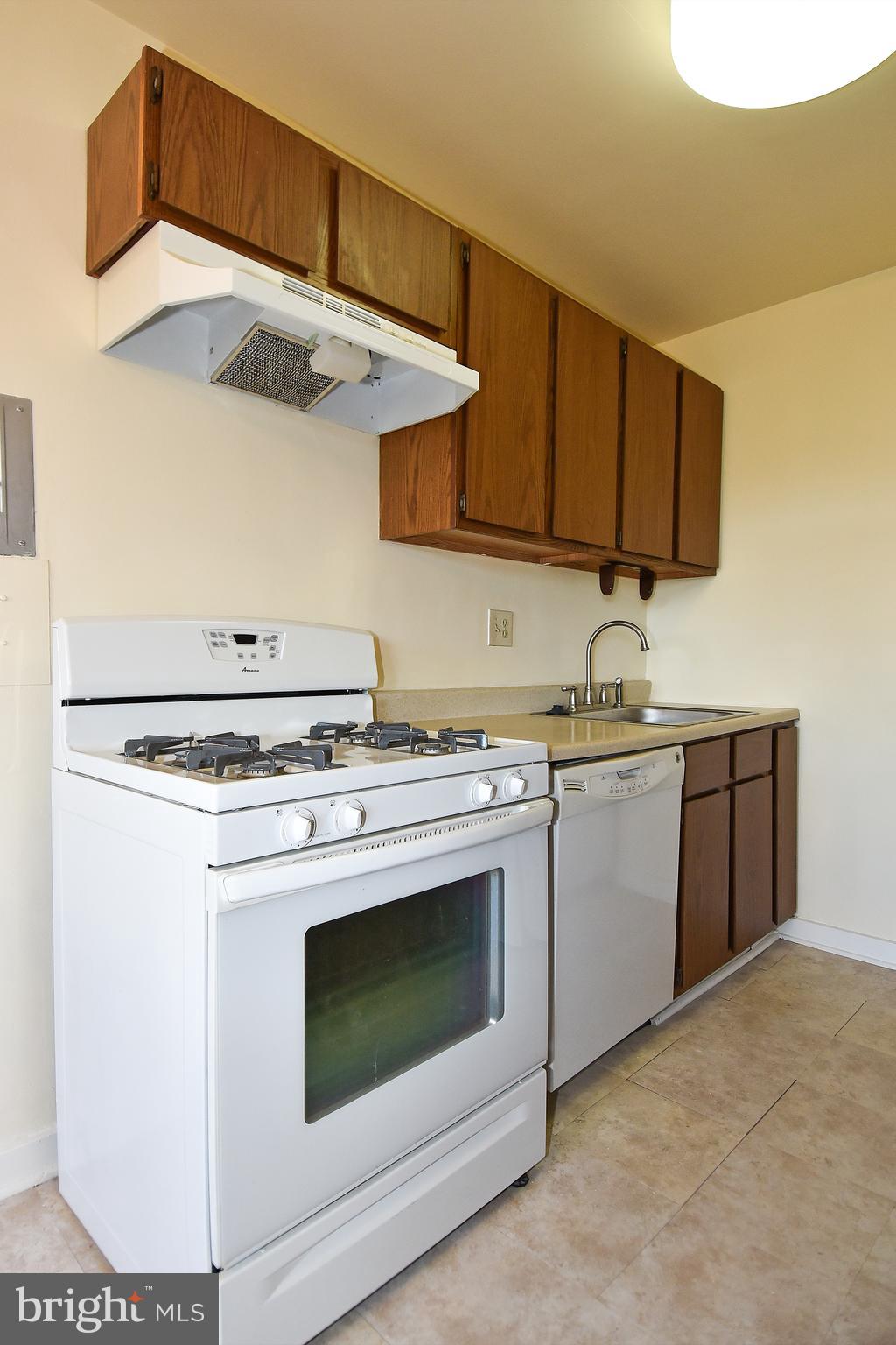 1200 South Arlington Ridge Road, Unit 703 Arlington, VA 22202 - Photo 15 of 38 Kitchen