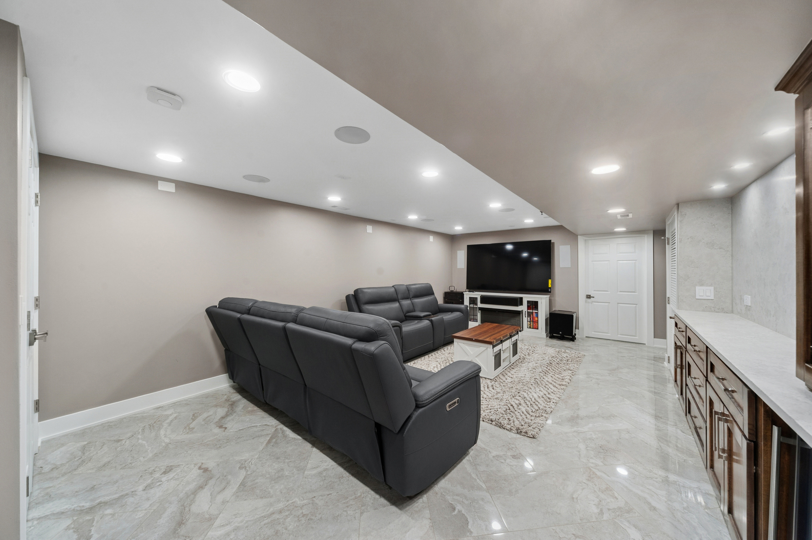 1772 Lancaster Way Northbrook, IL 60062 - Photo 16 of 26 a living room with furniture and a flat screen tv