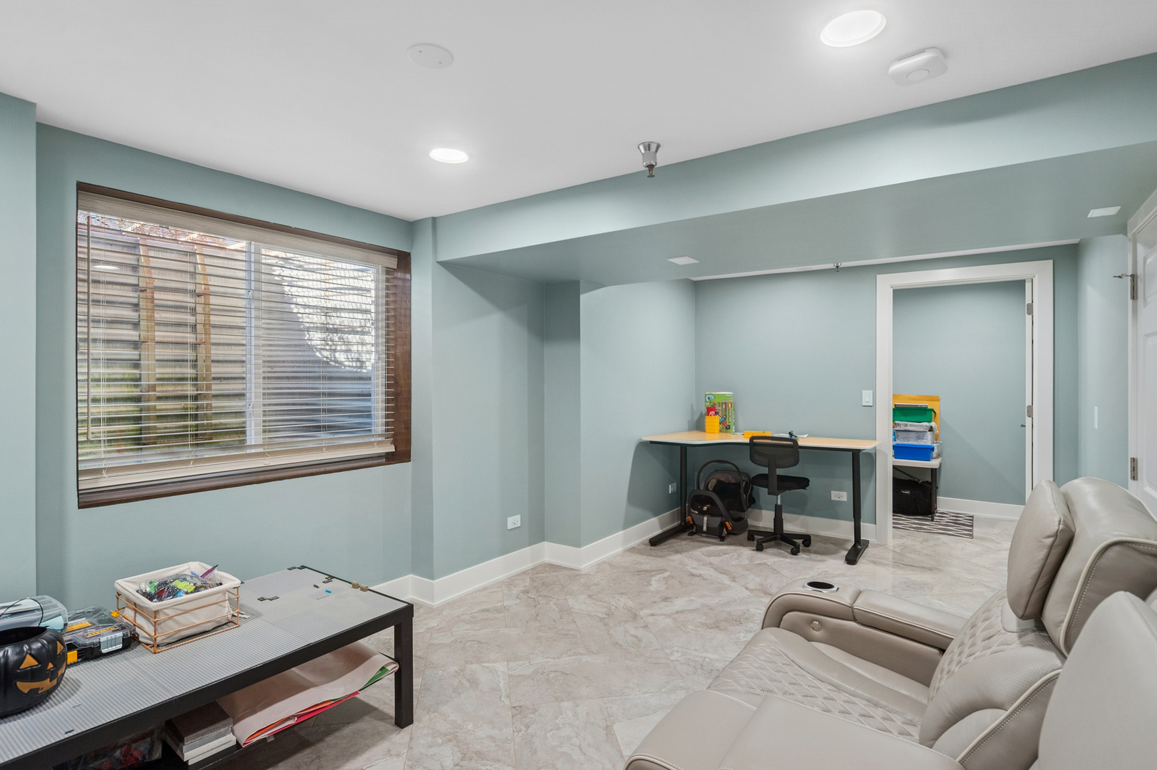 1772 Lancaster Way Northbrook, IL 60062 - Photo 17 of 26 a living room with furniture and a window