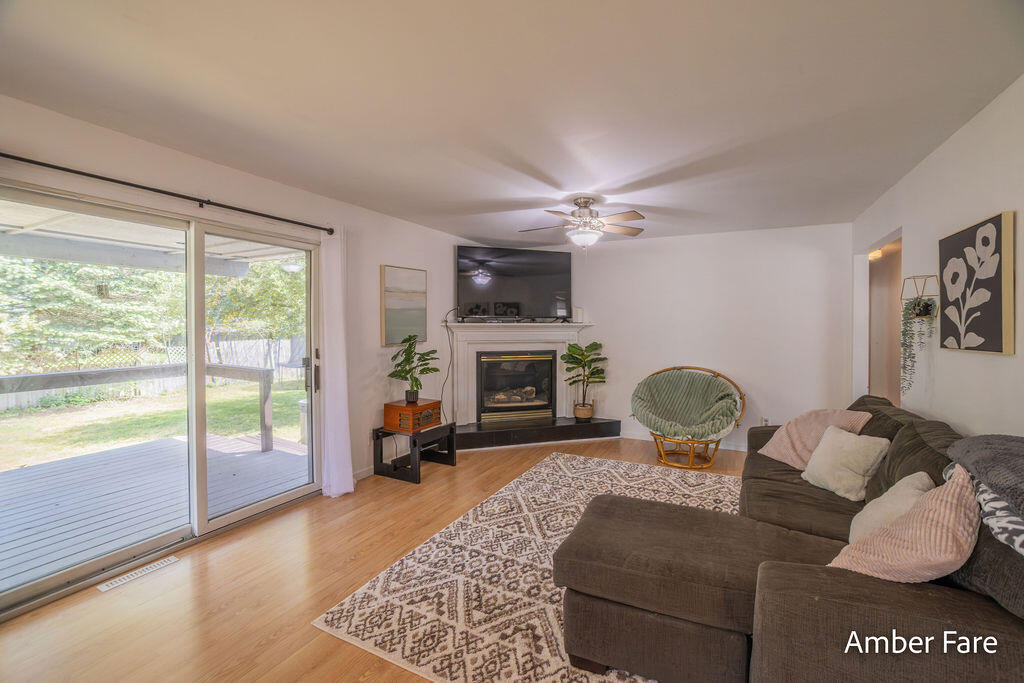 1508 Hendrick Road Muskegon, MI 49441 - Photo 13 of 42 Living Room