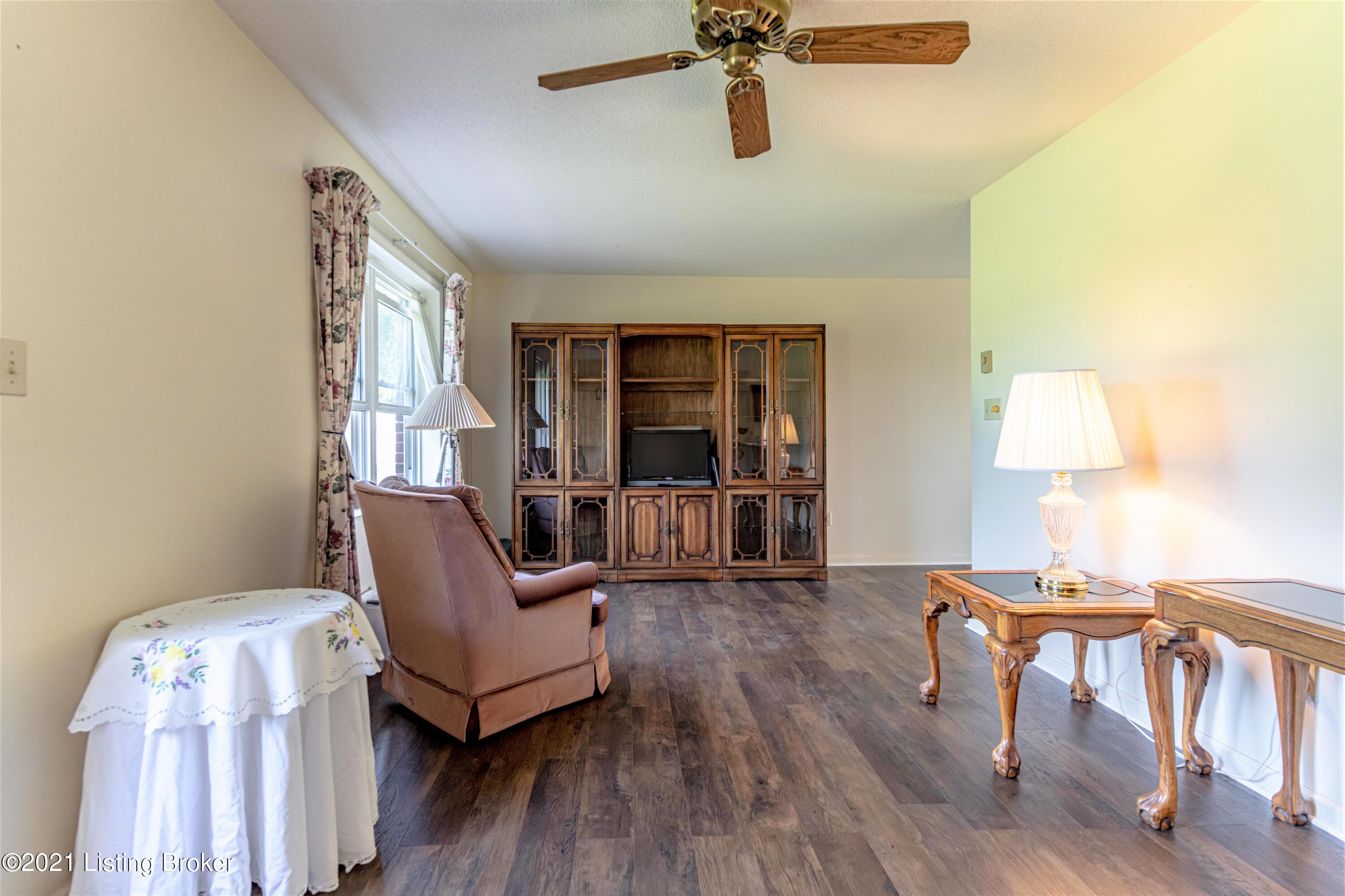 335 Sacree Road Shelbyville, KY 40065 - Photo 13 of 38 Living Room