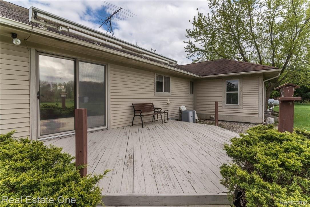 7877 North Gregory Road Fowlerville, MI 48836 - Photo 21 of 26 2 decks off back-retractable awning