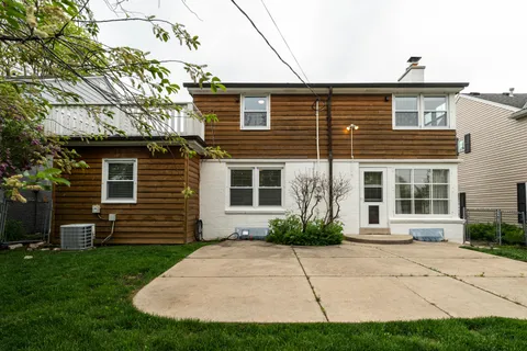 $549,000 | 6221 North Lake Drive, Whitefish Bay, WI 53217