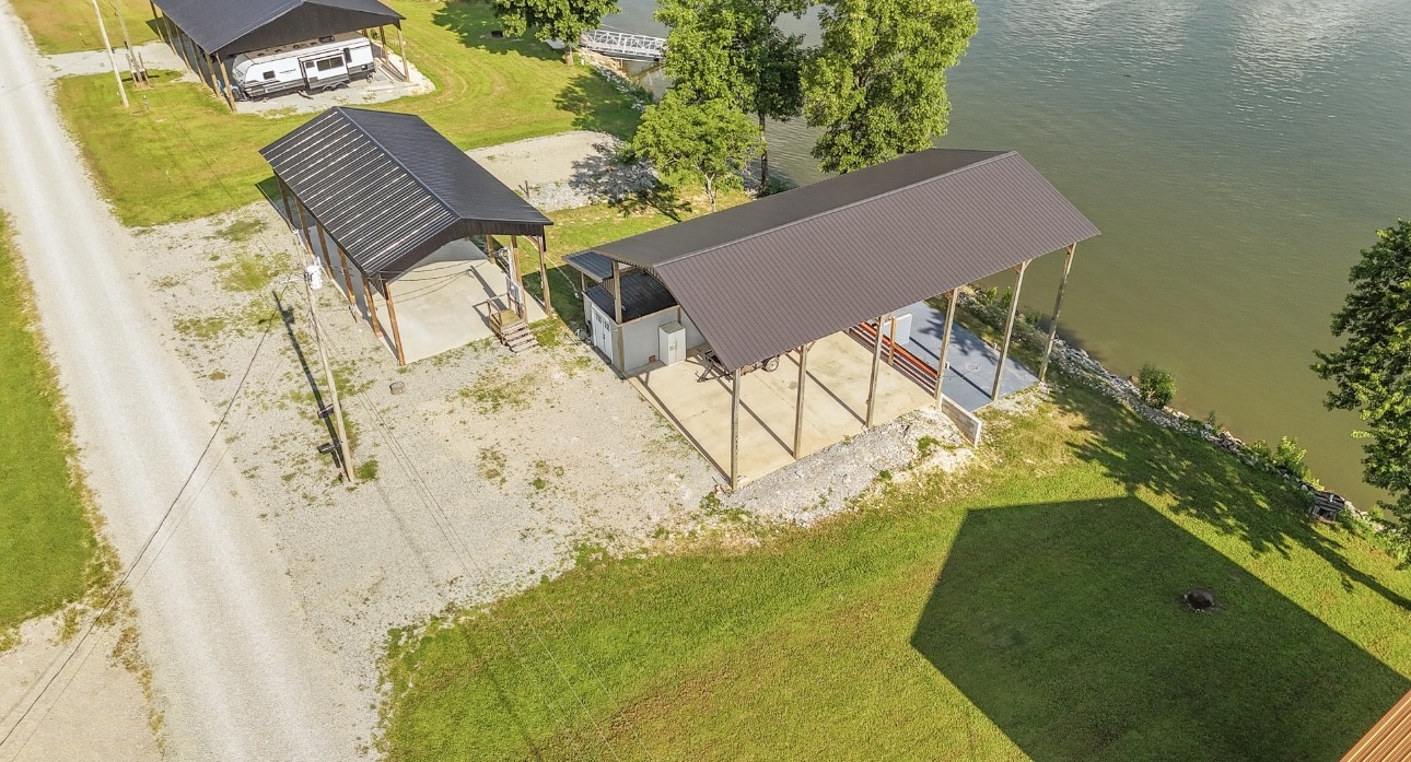 1085 WC PICKETT Road Clifton, TN 38425 - Photo 4 of 72